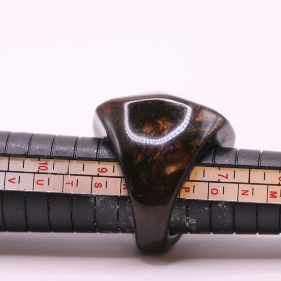 Vintage 7.5 Chunky but Lightweight Lucite Black With Brown Marbeling Ladies Ring - Picture 3 of 5